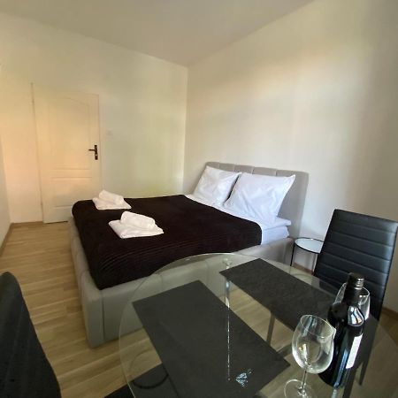 Vip Rooms Apartment Thorn Exterior foto