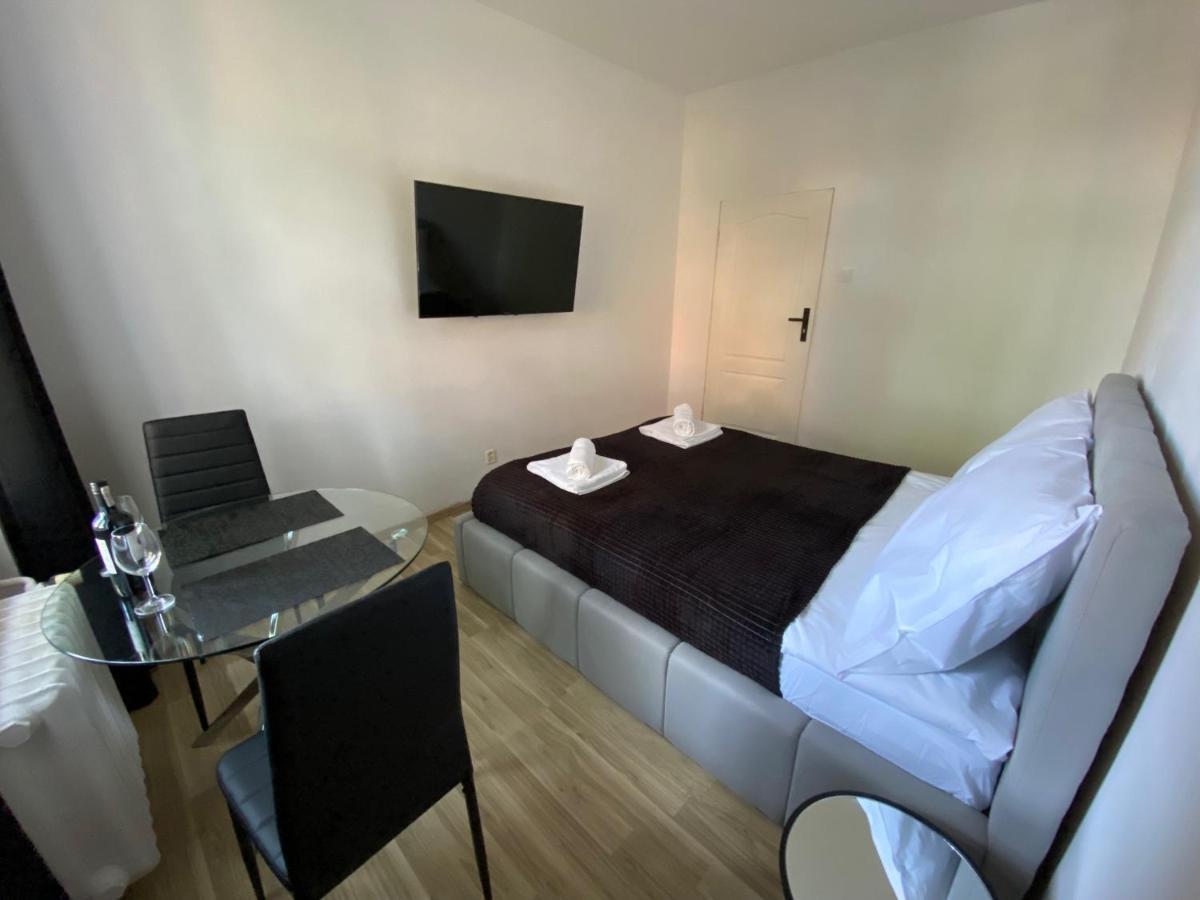 Vip Rooms Apartment Thorn Exterior foto